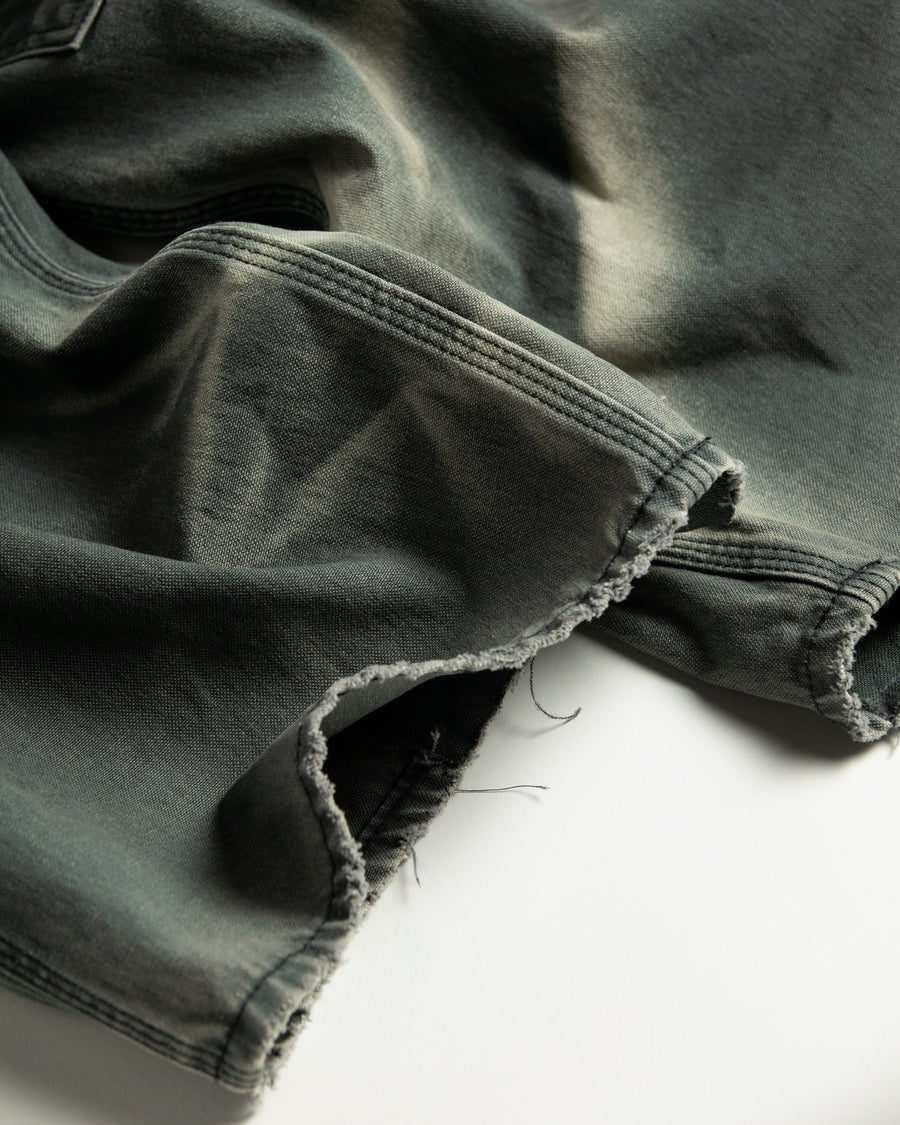 【 商品名：リメイクダブルニーダックペインターパンツ 】

本製品は、レングスをやや長めに設定したブラックカラーのペインターパンツです。ウエスト部分にはナイロンオックス生地で切り替えを施し、ワーク感を抑えつつバランスの良いデザインに仕上げています。生地には頒布の中でも最も薄手の11号帆布生地を使用しており、強度・耐久性に優れるだけでなく、着用を重ねるごとにアタリなどの経年変化を楽しめる素材です。また、水や薬品の使用量を抑えながら生地の凹凸部分のアタリを強調し、同時に自然な脱色感を与える特殊エイジング加工に加え、サンフェードによるダメージ加工も施すことで、より味わい深い表情に仕上げています。