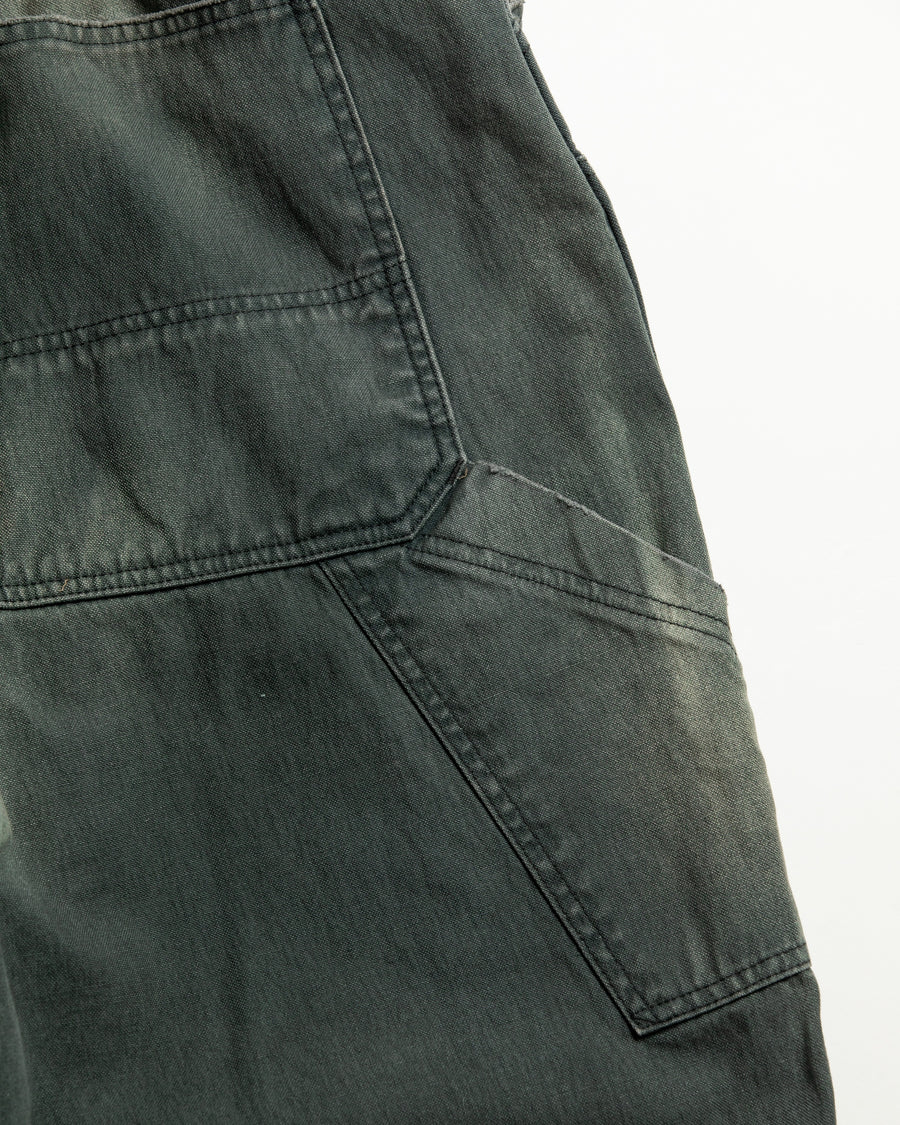 【 商品名：リメイクダブルニーダックペインターパンツ 】

本製品は、レングスをやや長めに設定したブラックカラーのペインターパンツです。ウエスト部分にはナイロンオックス生地で切り替えを施し、ワーク感を抑えつつバランスの良いデザインに仕上げています。生地には頒布の中でも最も薄手の11号帆布生地を使用しており、強度・耐久性に優れるだけでなく、着用を重ねるごとにアタリなどの経年変化を楽しめる素材です。また、水や薬品の使用量を抑えながら生地の凹凸部分のアタリを強調し、同時に自然な脱色感を与える特殊エイジング加工に加え、サンフェードによるダメージ加工も施すことで、より味わい深い表情に仕上げています。