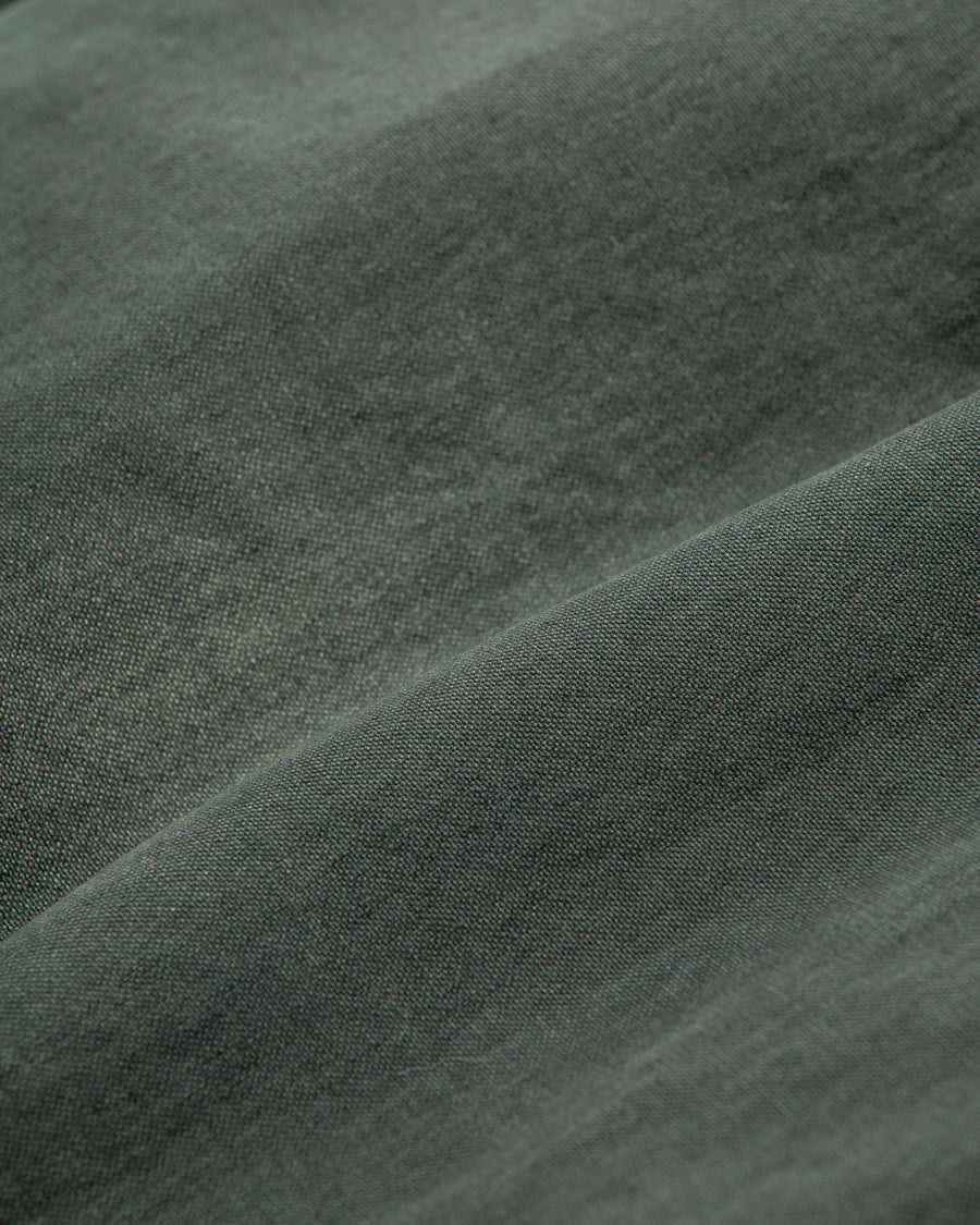 【 商品名：リメイクダブルニーダックペインターパンツ 】

本製品は、レングスをやや長めに設定したブラックカラーのペインターパンツです。ウエスト部分にはナイロンオックス生地で切り替えを施し、ワーク感を抑えつつバランスの良いデザインに仕上げています。生地には頒布の中でも最も薄手の11号帆布生地を使用しており、強度・耐久性に優れるだけでなく、着用を重ねるごとにアタリなどの経年変化を楽しめる素材です。また、水や薬品の使用量を抑えながら生地の凹凸部分のアタリを強調し、同時に自然な脱色感を与える特殊エイジング加工に加え、サンフェードによるダメージ加工も施すことで、より味わい深い表情に仕上げています。