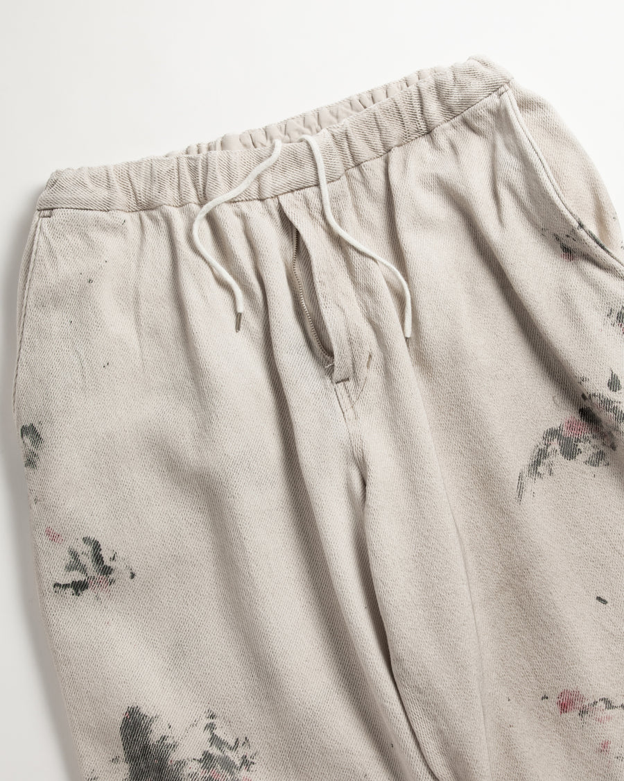 シルエットを重視したワイドイージーパンツ。
柔らかな甘織りデニムを使用し、快適な着心地を実現しました。
弱スラブ糸で織り上げた太畝ツイルデニムは、ふっくらとした質感と自然なストレッチ性が特徴で、オフホワイトカラーが上品な印象を与えます。