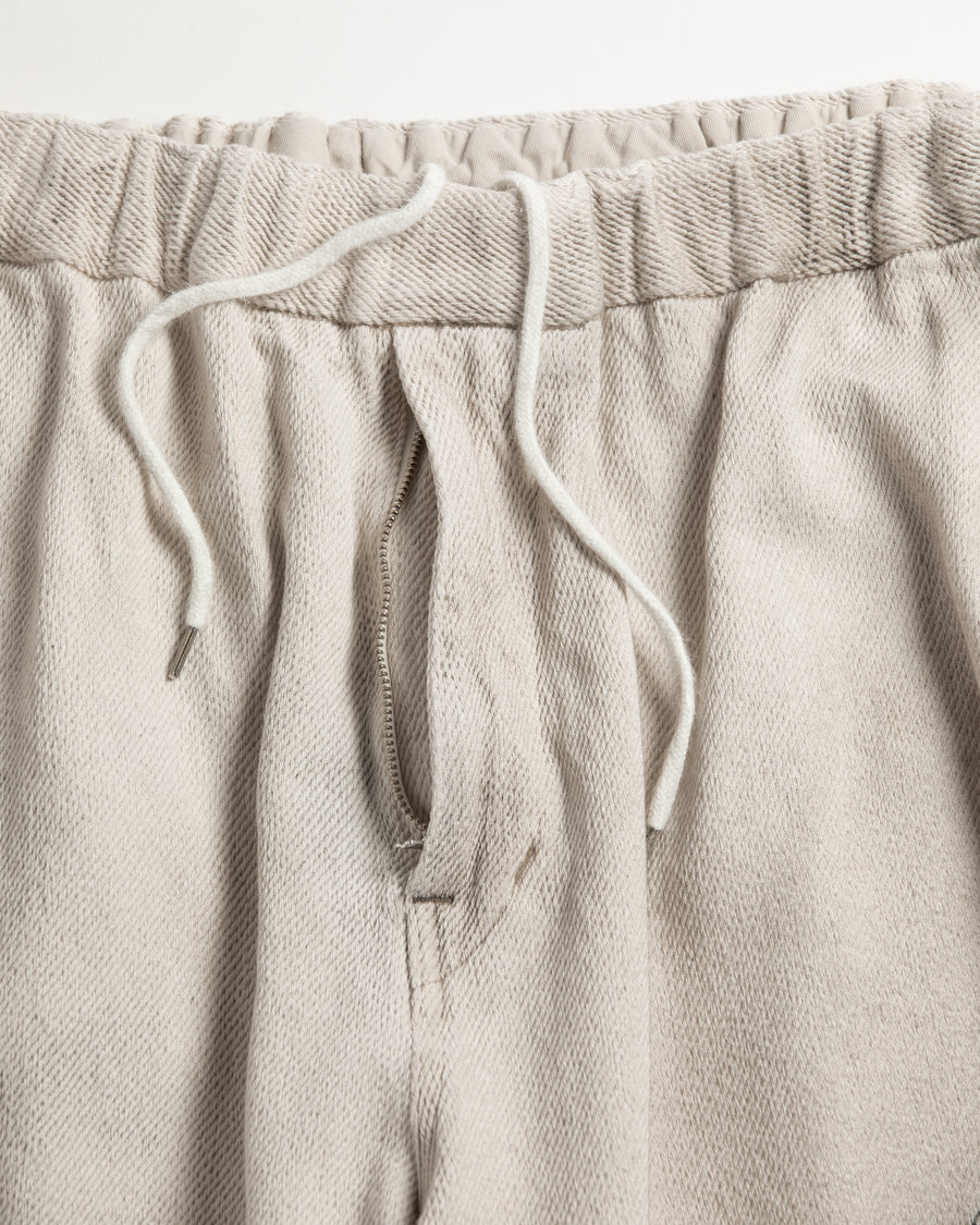 シルエットを重視したワイドイージーパンツ。
柔らかな甘織りデニムを使用し、快適な着心地を実現しました。
弱スラブ糸で織り上げた太畝ツイルデニムは、ふっくらとした質感と自然なストレッチ性が特徴で、オフホワイトカラーが上品な印象を与えます。