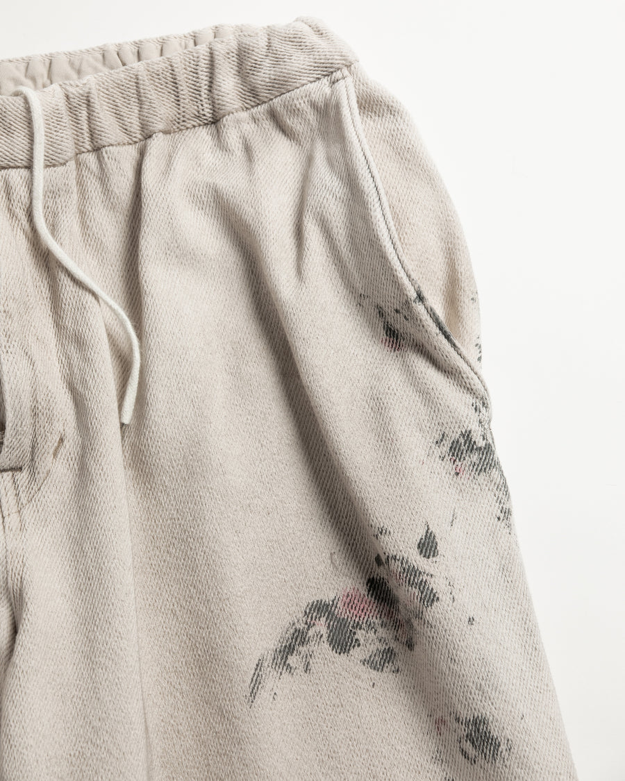 シルエットを重視したワイドイージーパンツ。
柔らかな甘織りデニムを使用し、快適な着心地を実現しました。
弱スラブ糸で織り上げた太畝ツイルデニムは、ふっくらとした質感と自然なストレッチ性が特徴で、オフホワイトカラーが上品な印象を与えます。