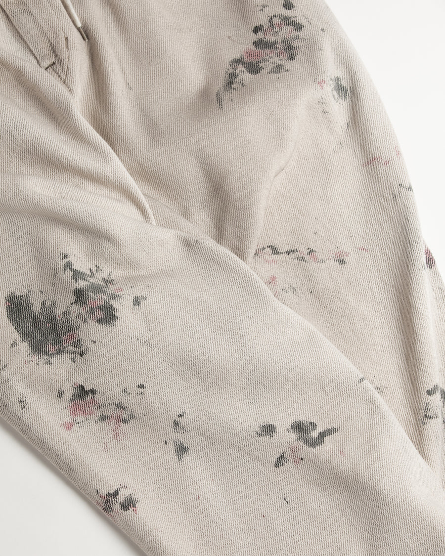 シルエットを重視したワイドイージーパンツ。
柔らかな甘織りデニムを使用し、快適な着心地を実現しました。
弱スラブ糸で織り上げた太畝ツイルデニムは、ふっくらとした質感と自然なストレッチ性が特徴で、オフホワイトカラーが上品な印象を与えます。