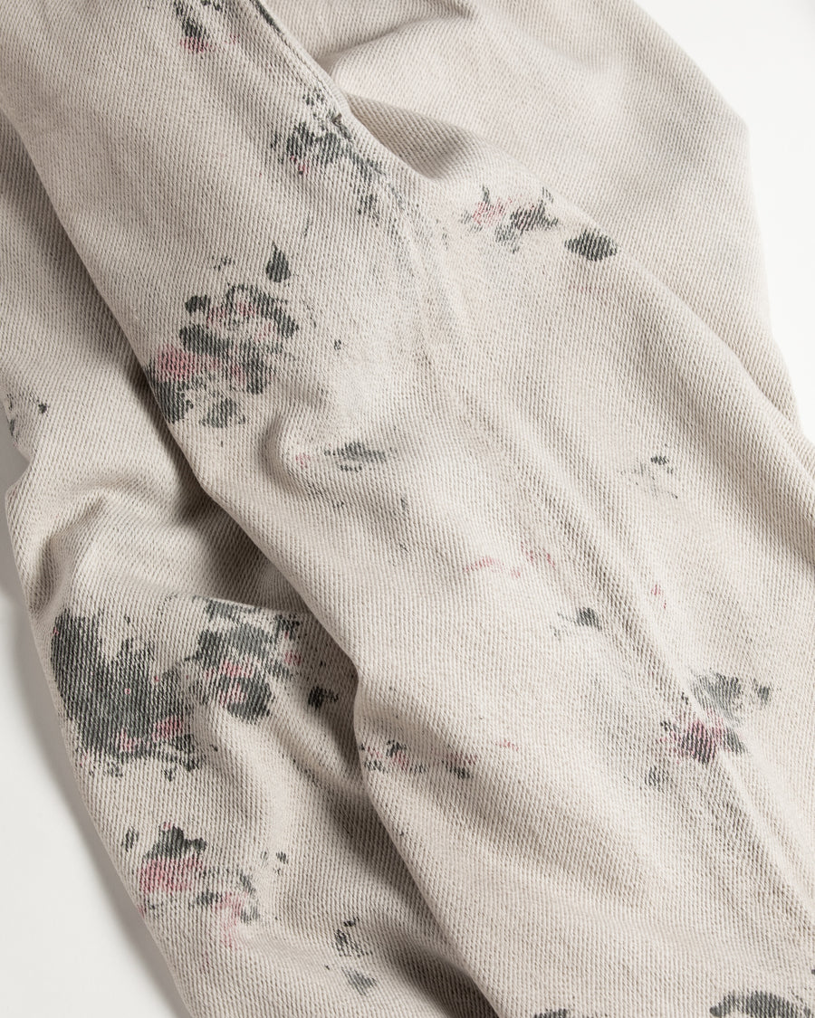 シルエットを重視したワイドイージーパンツ。
柔らかな甘織りデニムを使用し、快適な着心地を実現しました。
弱スラブ糸で織り上げた太畝ツイルデニムは、ふっくらとした質感と自然なストレッチ性が特徴で、オフホワイトカラーが上品な印象を与えます。