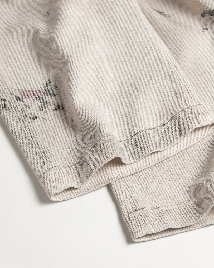 シルエットを重視したワイドイージーパンツ。
柔らかな甘織りデニムを使用し、快適な着心地を実現しました。
弱スラブ糸で織り上げた太畝ツイルデニムは、ふっくらとした質感と自然なストレッチ性が特徴で、オフホワイトカラーが上品な印象を与えます。