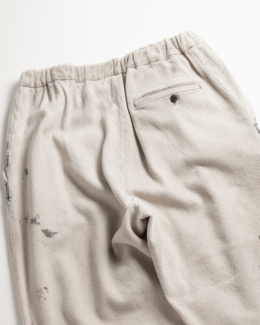 シルエットを重視したワイドイージーパンツ。
柔らかな甘織りデニムを使用し、快適な着心地を実現しました。
弱スラブ糸で織り上げた太畝ツイルデニムは、ふっくらとした質感と自然なストレッチ性が特徴で、オフホワイトカラーが上品な印象を与えます。