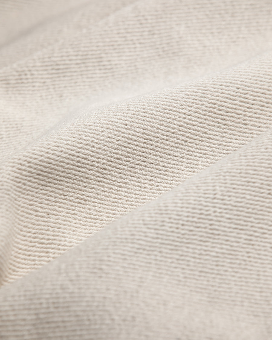 シルエットを重視したワイドイージーパンツ。
柔らかな甘織りデニムを使用し、快適な着心地を実現しました。
弱スラブ糸で織り上げた太畝ツイルデニムは、ふっくらとした質感と自然なストレッチ性が特徴で、オフホワイトカラーが上品な印象を与えます。