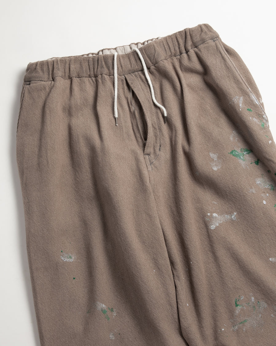 シルエットを重視したワイドイージーパンツ。
柔らかな甘織りデニムを使用し、快適な着心地を実現しました。
弱スラブ糸で織り上げた太畝ツイルデニムは、ふっくらとした質感と自然なストレッチ性が特徴で、ベージュカラーが上品な印象を与えます。