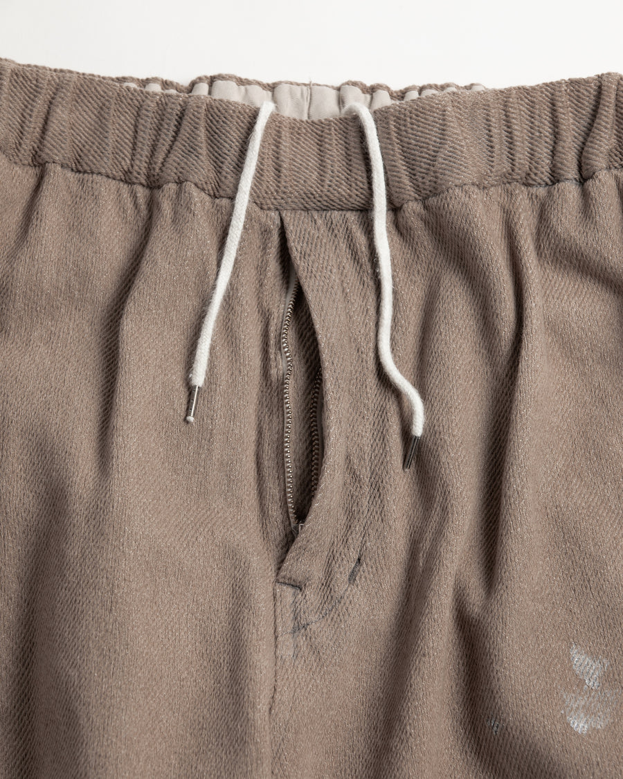 シルエットを重視したワイドイージーパンツ。
柔らかな甘織りデニムを使用し、快適な着心地を実現しました。
弱スラブ糸で織り上げた太畝ツイルデニムは、ふっくらとした質感と自然なストレッチ性が特徴で、ベージュカラーが上品な印象を与えます。