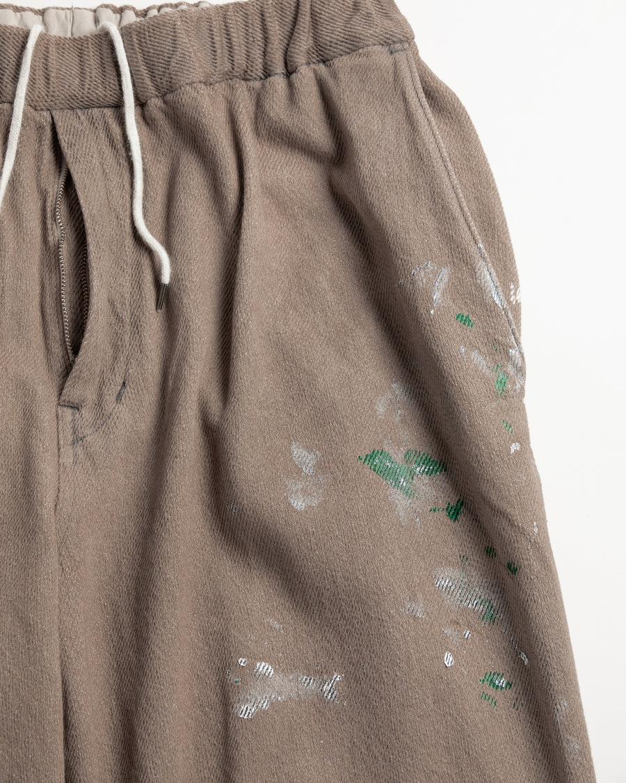 シルエットを重視したワイドイージーパンツ。
柔らかな甘織りデニムを使用し、快適な着心地を実現しました。
弱スラブ糸で織り上げた太畝ツイルデニムは、ふっくらとした質感と自然なストレッチ性が特徴で、ベージュカラーが上品な印象を与えます。