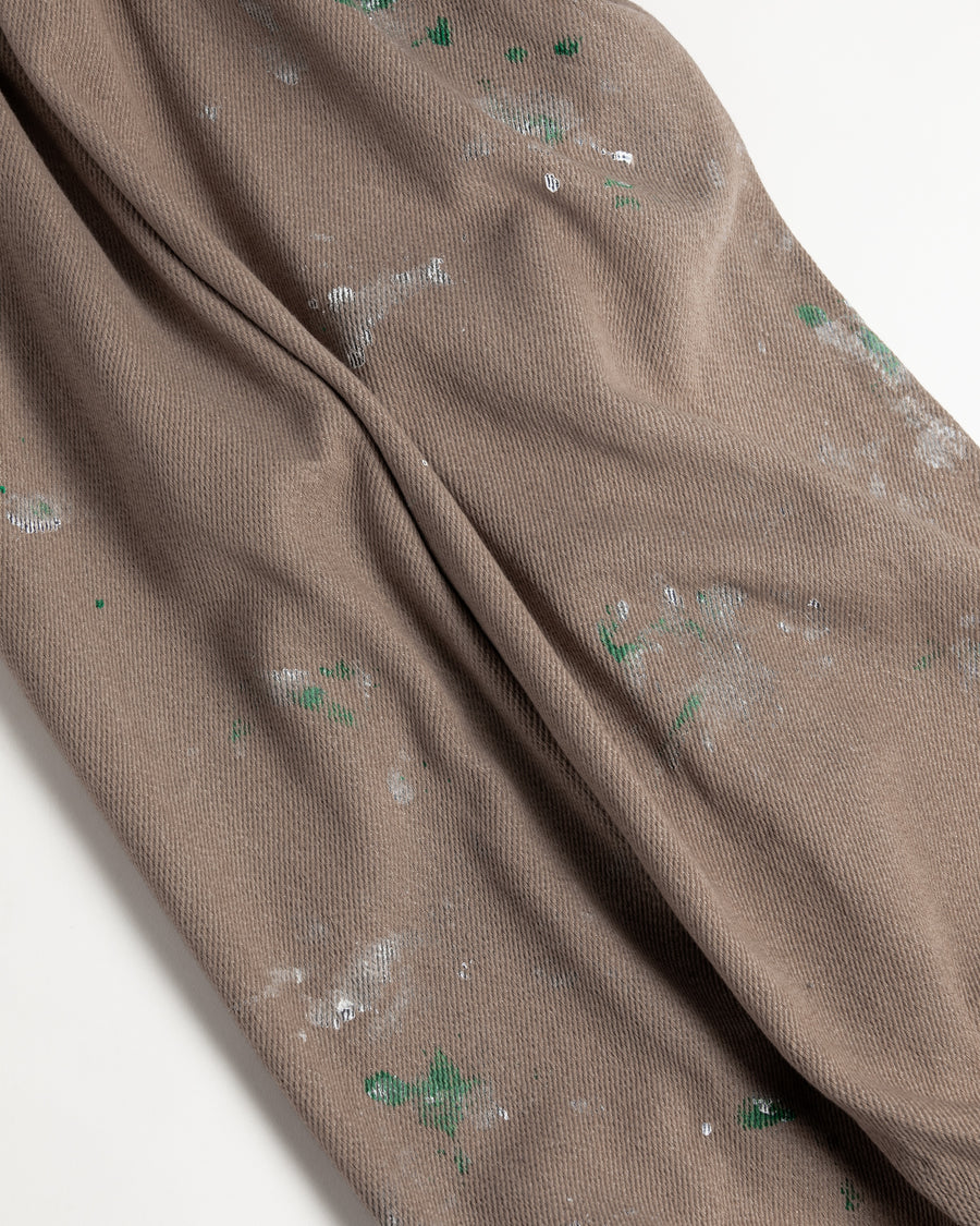 シルエットを重視したワイドイージーパンツ。
柔らかな甘織りデニムを使用し、快適な着心地を実現しました。
弱スラブ糸で織り上げた太畝ツイルデニムは、ふっくらとした質感と自然なストレッチ性が特徴で、ベージュカラーが上品な印象を与えます。