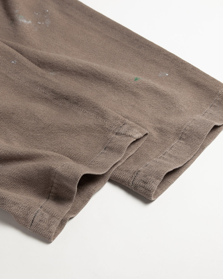 シルエットを重視したワイドイージーパンツ。
柔らかな甘織りデニムを使用し、快適な着心地を実現しました。
弱スラブ糸で織り上げた太畝ツイルデニムは、ふっくらとした質感と自然なストレッチ性が特徴で、ベージュカラーが上品な印象を与えます。