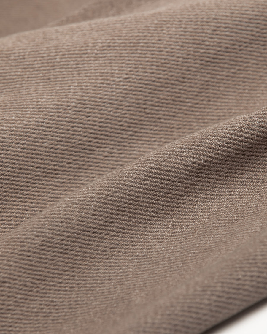 シルエットを重視したワイドイージーパンツ。
柔らかな甘織りデニムを使用し、快適な着心地を実現しました。
弱スラブ糸で織り上げた太畝ツイルデニムは、ふっくらとした質感と自然なストレッチ性が特徴で、ベージュカラーが上品な印象を与えます。