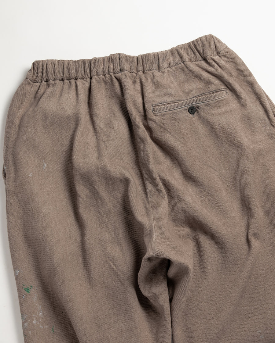 シルエットを重視したワイドイージーパンツ。
柔らかな甘織りデニムを使用し、快適な着心地を実現しました。
弱スラブ糸で織り上げた太畝ツイルデニムは、ふっくらとした質感と自然なストレッチ性が特徴で、ベージュカラーが上品な印象を与えます。