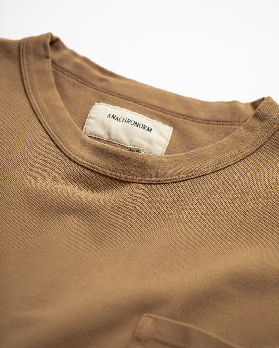 ANACHRONORM 鹿の子ポケット ショートスリーブTシャツ ライトブラウン | 40/2 カノコ 超長綿 インド産 硫化染め 製品染め 一点一点 日本製