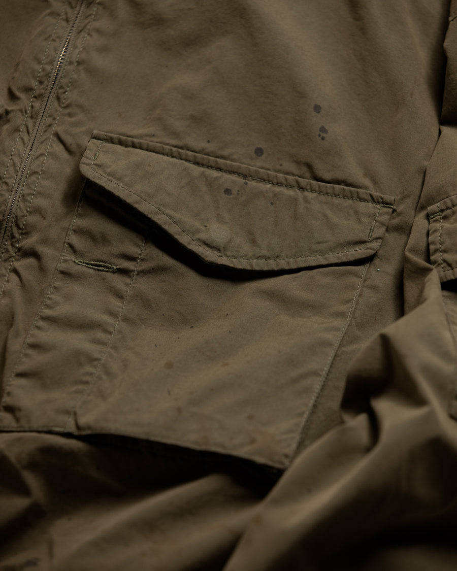 1950年代の希少なフライトジャケットをベースにシルエットを調整し、特徴的なディテールを再現したオリーブカラーのジャケット。
生地にはM1951 ARCTIC OVER PANTSを解析して再現したリプロ素材を使用し、光沢感のあるブライトナイロンを採用。
毛焼きをせずタンブラー仕上げでヴィンテージ感を演出しています。