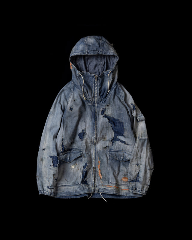 ライトオンスデニムを二重縫製で仕立てたフルジップパーカー。
経糸にジンバブエコットン100％、緯糸に綿麻混紡糸を用いたデニムは、シャープなムラ感と粗野な風合いでヴィンテージ感を演出。
全体にエイジングを施し、ハードダメージと手作業のステッチワークで仕上げたリメイク加工が特徴です。