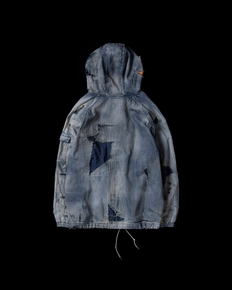 ライトオンスデニムを二重縫製で仕立てたフルジップパーカー。
経糸にジンバブエコットン100％、緯糸に綿麻混紡糸を用いたデニムは、シャープなムラ感と粗野な風合いでヴィンテージ感を演出。
全体にエイジングを施し、ハードダメージと手作業のステッチワークで仕上げたリメイク加工が特徴です。