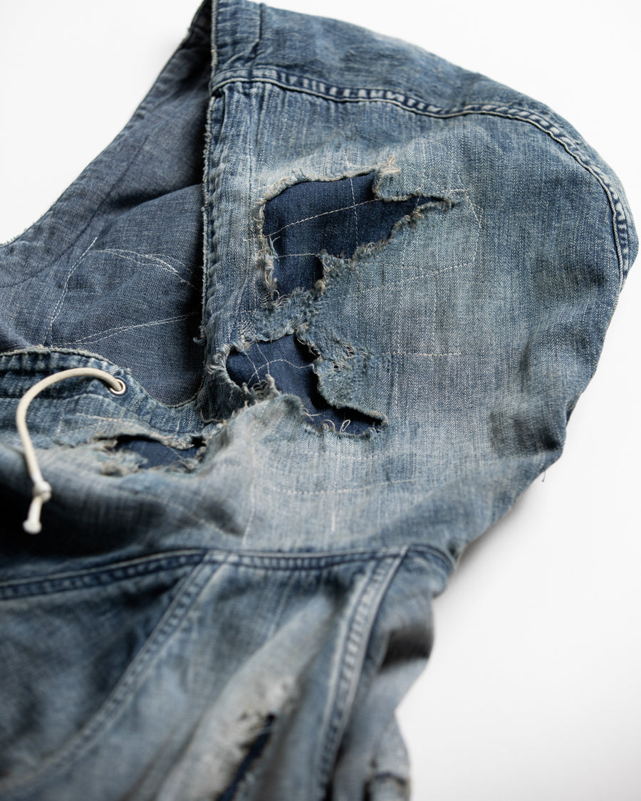 ライトオンスデニムを二重縫製で仕立てたフルジップパーカー。
経糸にジンバブエコットン100％、緯糸に綿麻混紡糸を用いたデニムは、シャープなムラ感と粗野な風合いでヴィンテージ感を演出。
全体にエイジングを施し、ハードダメージと手作業のステッチワークで仕上げたリメイク加工が特徴です。