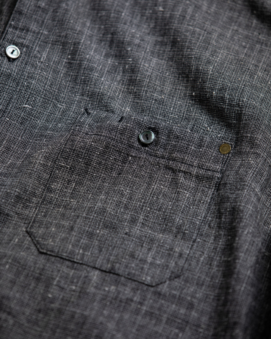 ブラックのリネン生地を使用したリメイクワイドシャツ