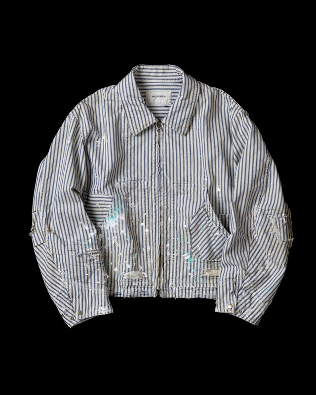 ゆとりある身幅とややクロップド丈でレイヤードを楽しめるデザインにしたヒッコリージャケット。
岡山県製9ozヒッコリーストライプ生地を使用し、ハリのあるしっかりとした風合いが特徴。
全体にエイジングとハードダメージを施し、手作業のステッチ補修とランダムなペンキでリアルな表情に仕上げています。