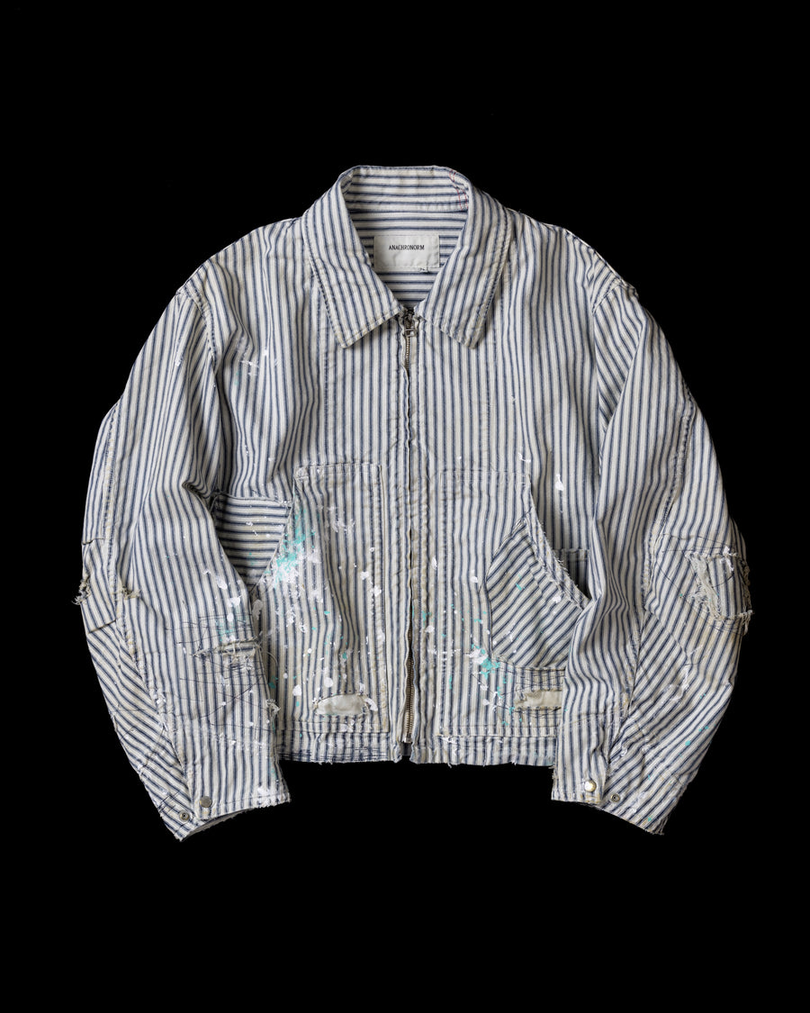 ゆとりある身幅とややクロップド丈でレイヤードを楽しめるデザインにしたヒッコリージャケット。
岡山県製9ozヒッコリーストライプ生地を使用し、ハリのあるしっかりとした風合いが特徴。
全体にエイジングとハードダメージを施し、手作業のステッチ補修とランダムなペンキでリアルな表情に仕上げています。