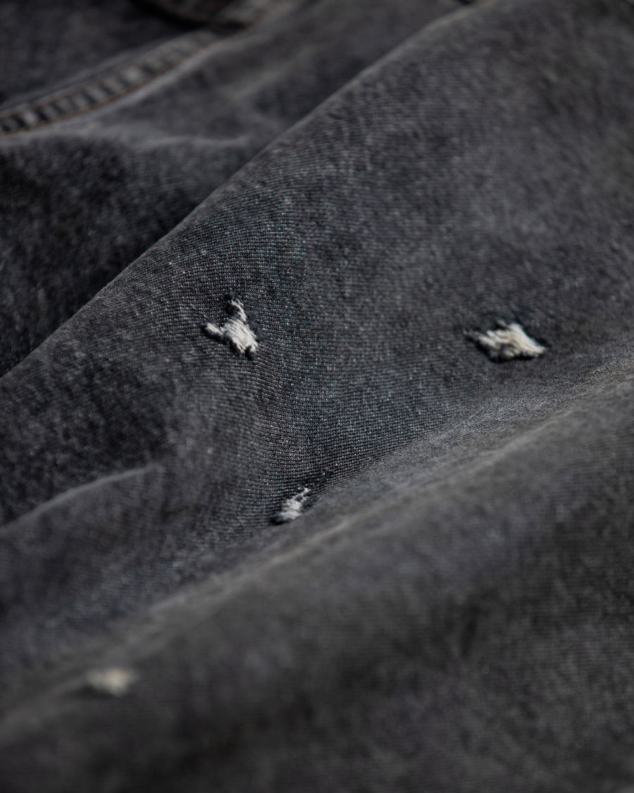 70502XX 1stタイプをベースにシルエットとディテールをリファインしたベーシックなブラックデニムジャケット。
13.5ozブラックデニムはタテヨコに空紡糸を使用し、シボ感とともに色落ちや経年変化を楽しめる風合いが特徴です。