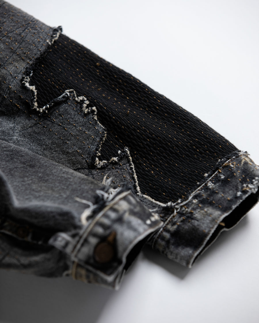 70502XX 1stタイプをベースにシルエットとディテールをリファインしたベーシックなブラックデニムジャケット。
13.5ozブラックデニムはタテヨコに空紡糸を使用し、シボ感とともに色落ちや経年変化を楽しめる風合いが特徴です。