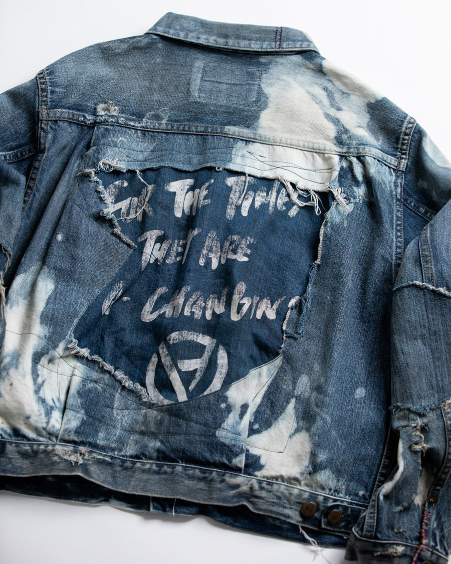 ハードなダメージとリメイクを施したデニムジャケット