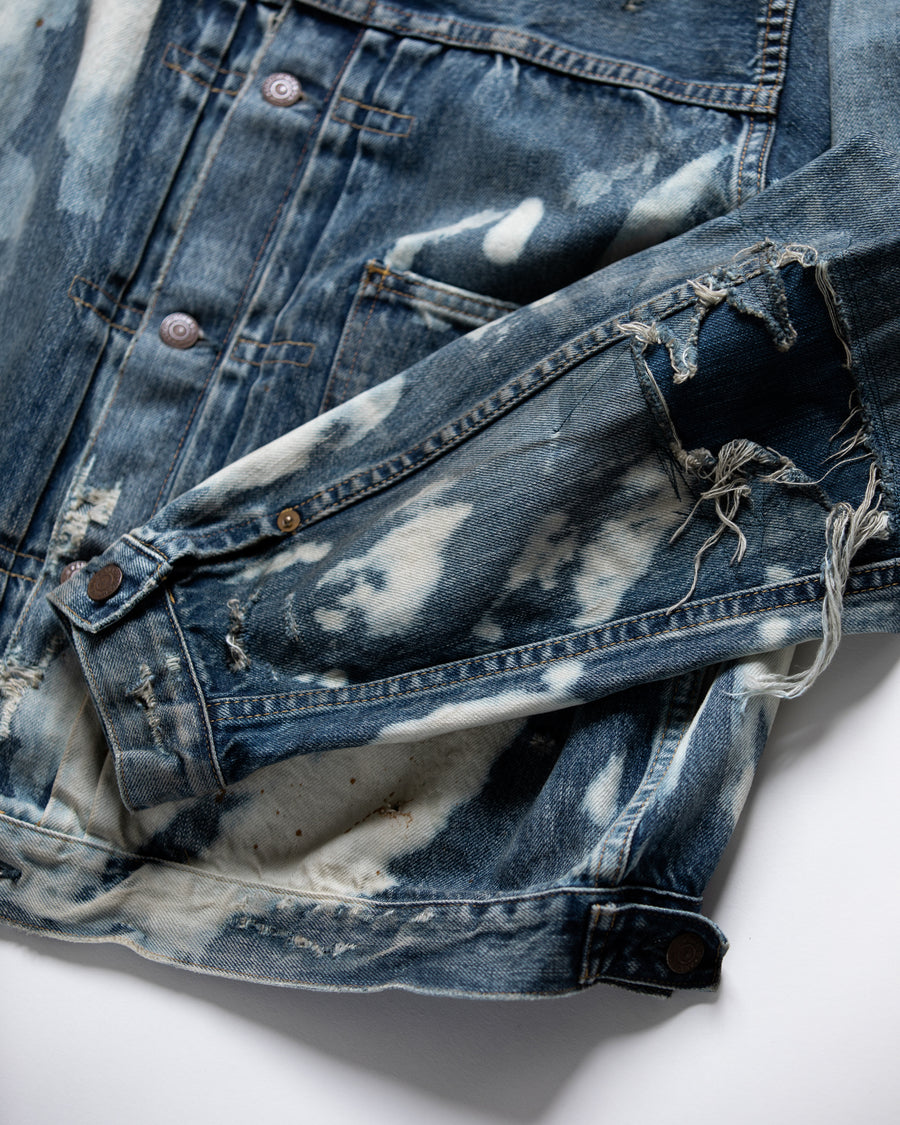 ハードなダメージとリメイクを施したデニムジャケット