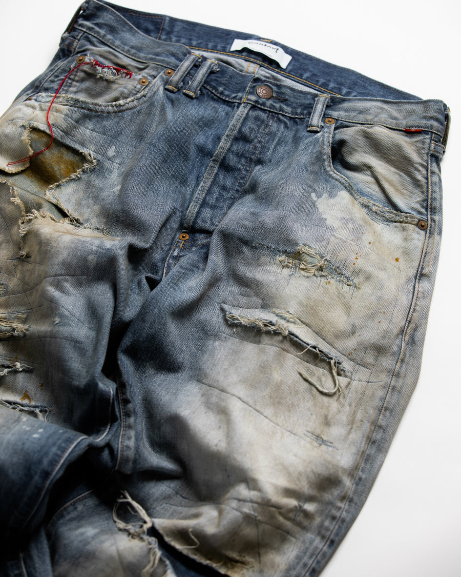 ハードなダメージとリメイクを施したデニムパンツ