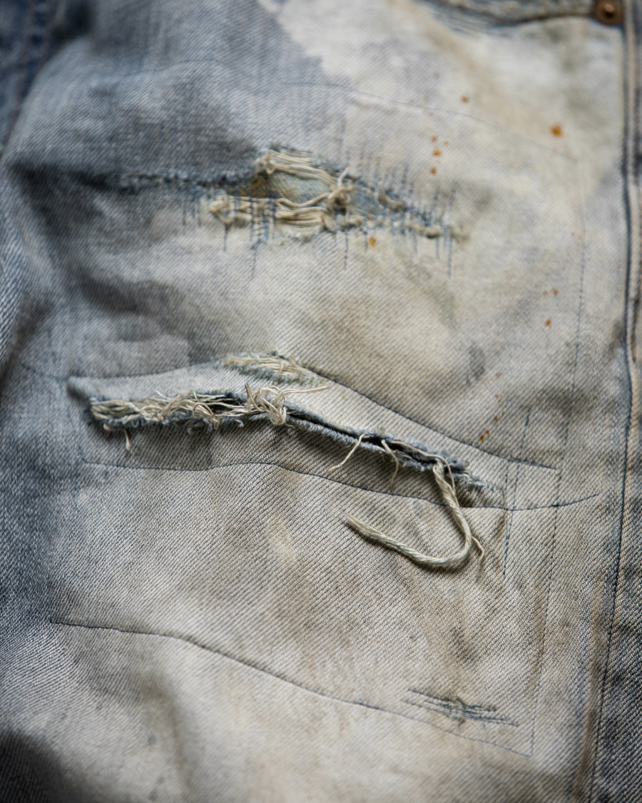 ハードなダメージとリメイクを施したデニムパンツ