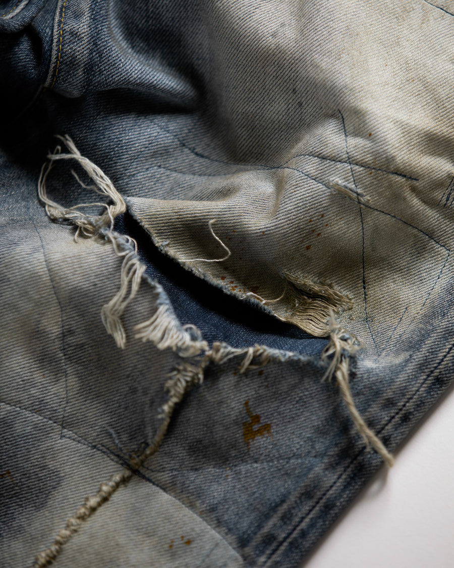 ハードなダメージとリメイクを施したデニムパンツ