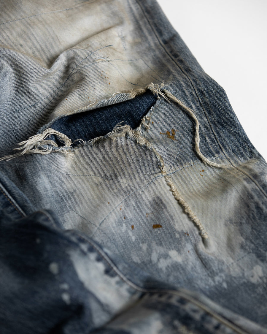 ハードなダメージとリメイクを施したデニムパンツ