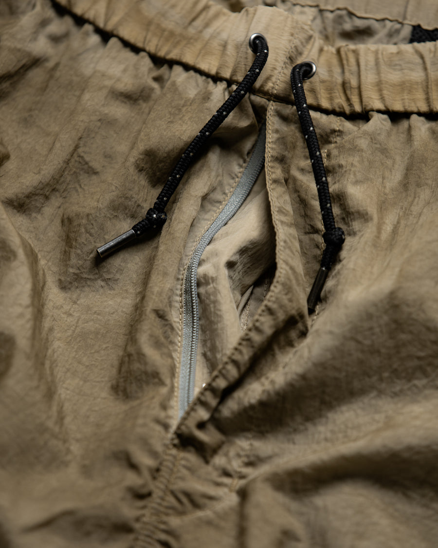 AN344 UTILITY NYLON TUCK EASY PANTS BEIGE