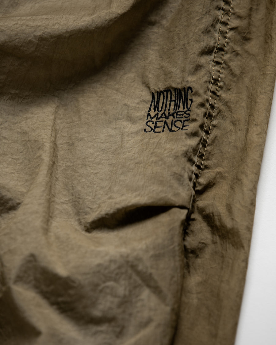 AN344 UTILITY NYLON TUCK EASY PANTS BEIGE