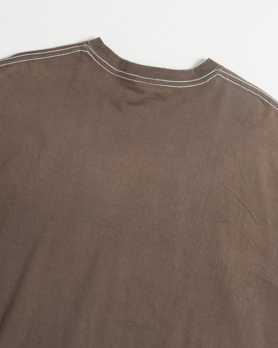 ANACHRONORM フレームスリーブ グラフィック ロングスリーブTシャツ ダスティブラウン | 5.6ozコーマ天竺 アメリカンカルチャーモチーフ 特殊染色 変色加工 一点一点