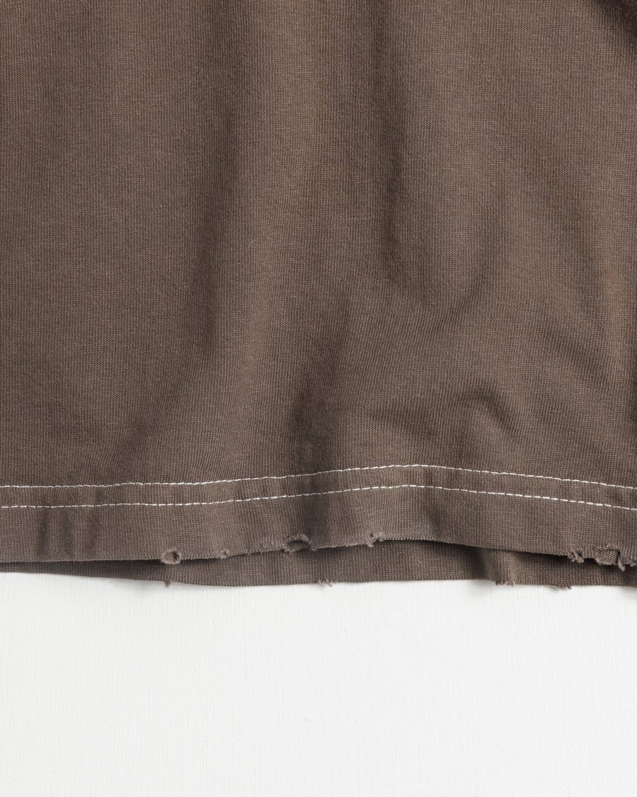 ANACHRONORM フレームスリーブ グラフィック ロングスリーブTシャツ ダスティブラウン | 5.6ozコーマ天竺 アメリカンカルチャーモチーフ 特殊染色 変色加工 一点一点