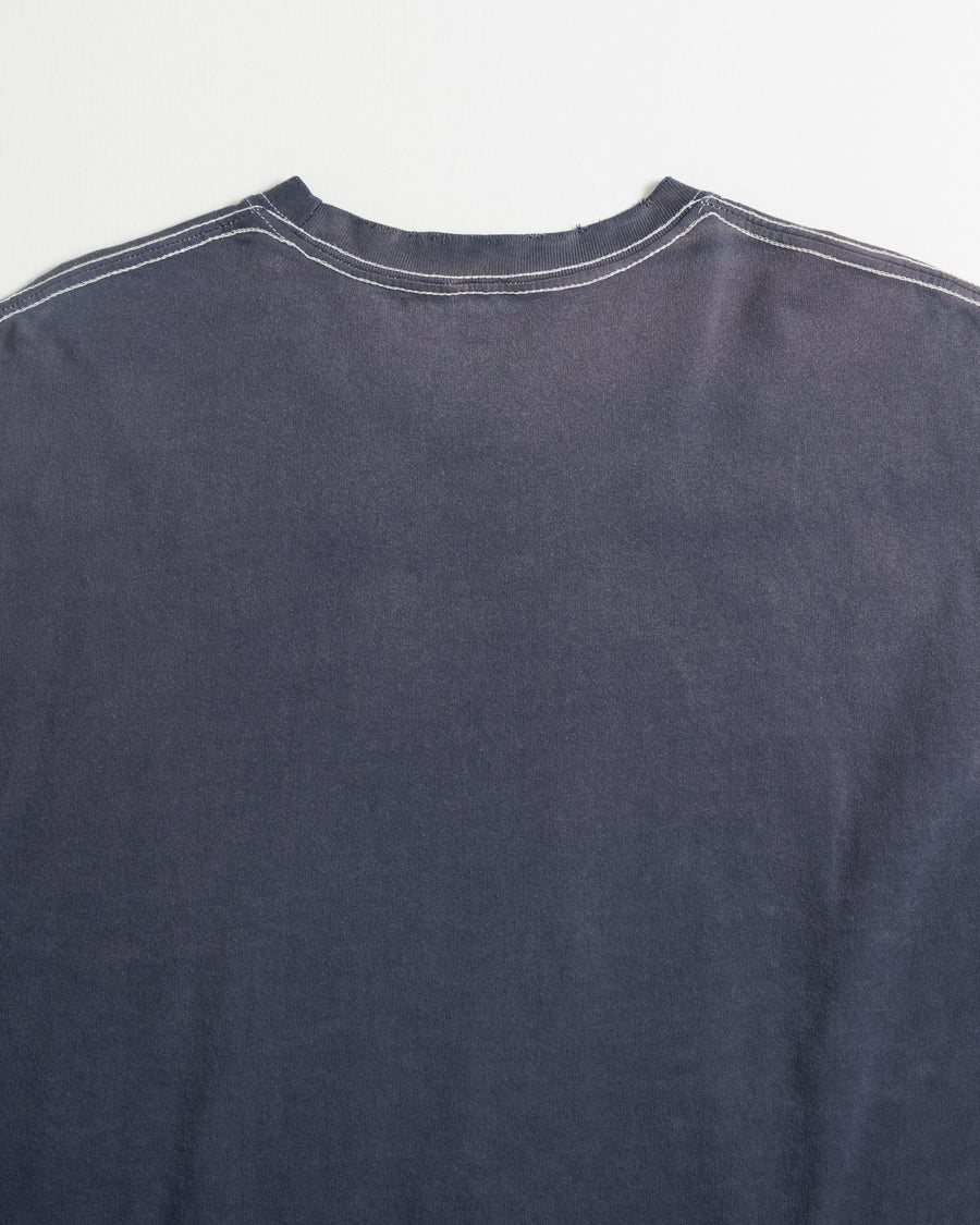 ANACHRONORM フレームスリーブ グラフィック ロングスリーブTシャツ ダスティネイビー | 5.6ozコーマ天竺 アメリカンカルチャーモチーフ 特殊染色 変色加工 一点一点
