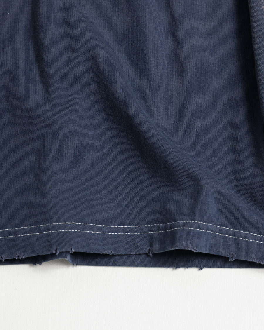 ANACHRONORM フレームスリーブ グラフィック ロングスリーブTシャツ ダスティネイビー | 5.6ozコーマ天竺 アメリカンカルチャーモチーフ 特殊染色 変色加工 一点一点