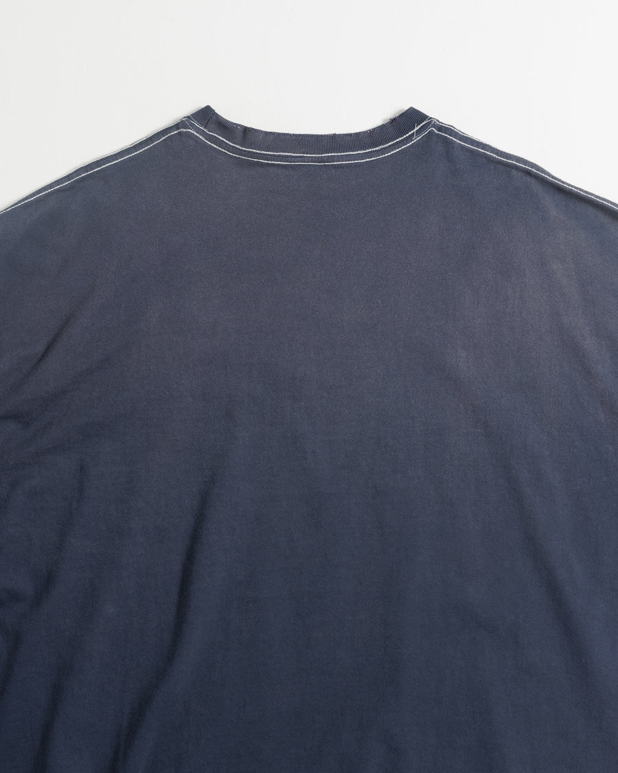 ANACHRONORM ダイド カスタムカー グラフィック ロングスリーブTシャツ ダスティネイビー | 5.6ozコーマ天竺 アメリカンカルチャーモチーフ 特殊染色 変色加工 一点一点