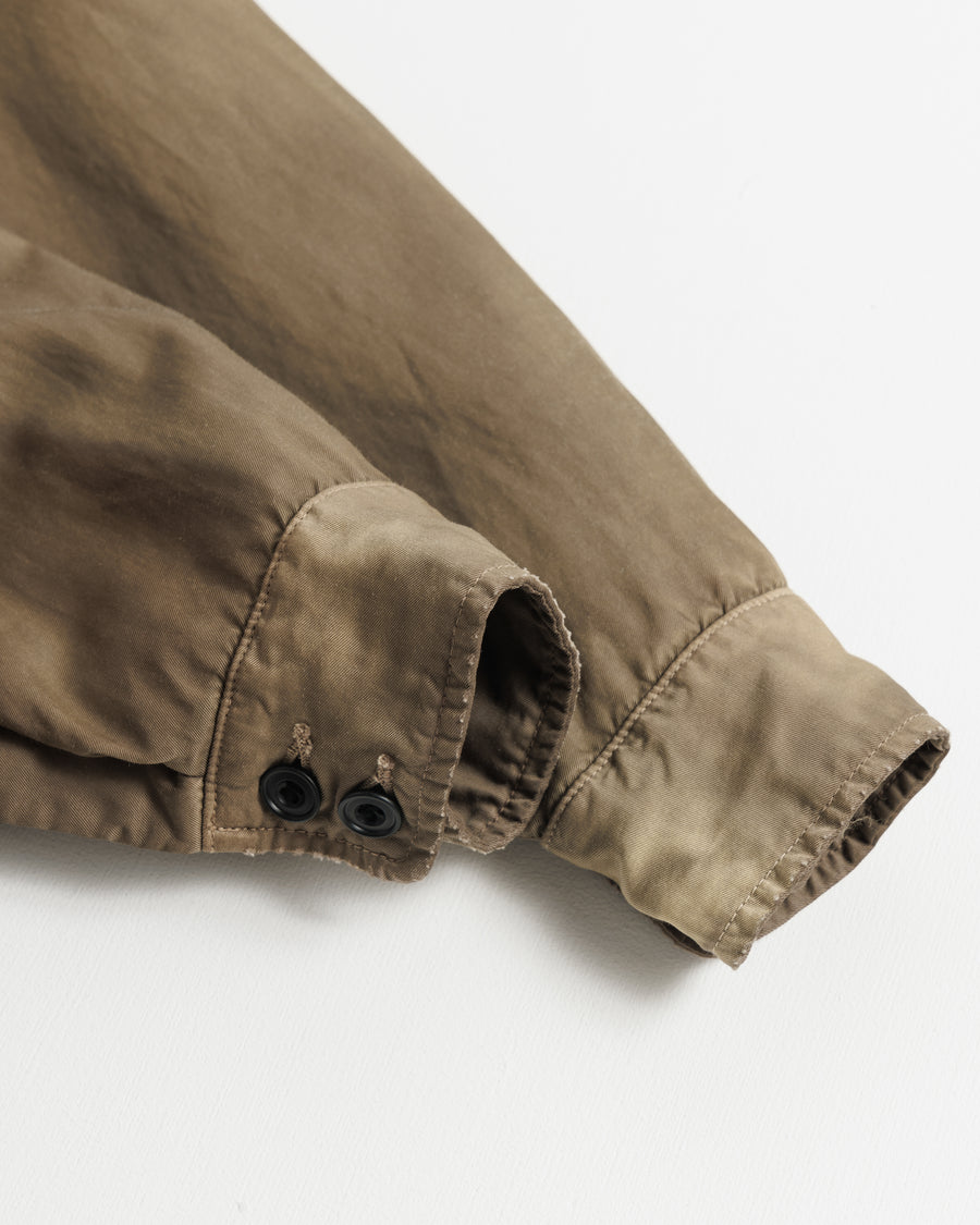 ANACHRONORM レーヨン ドリズラージャケット KHAKI | コットンレーヨンツイル 染色×脱色 光沢 ヴィンテージギャバブルゾン着想 一点一点 日本製