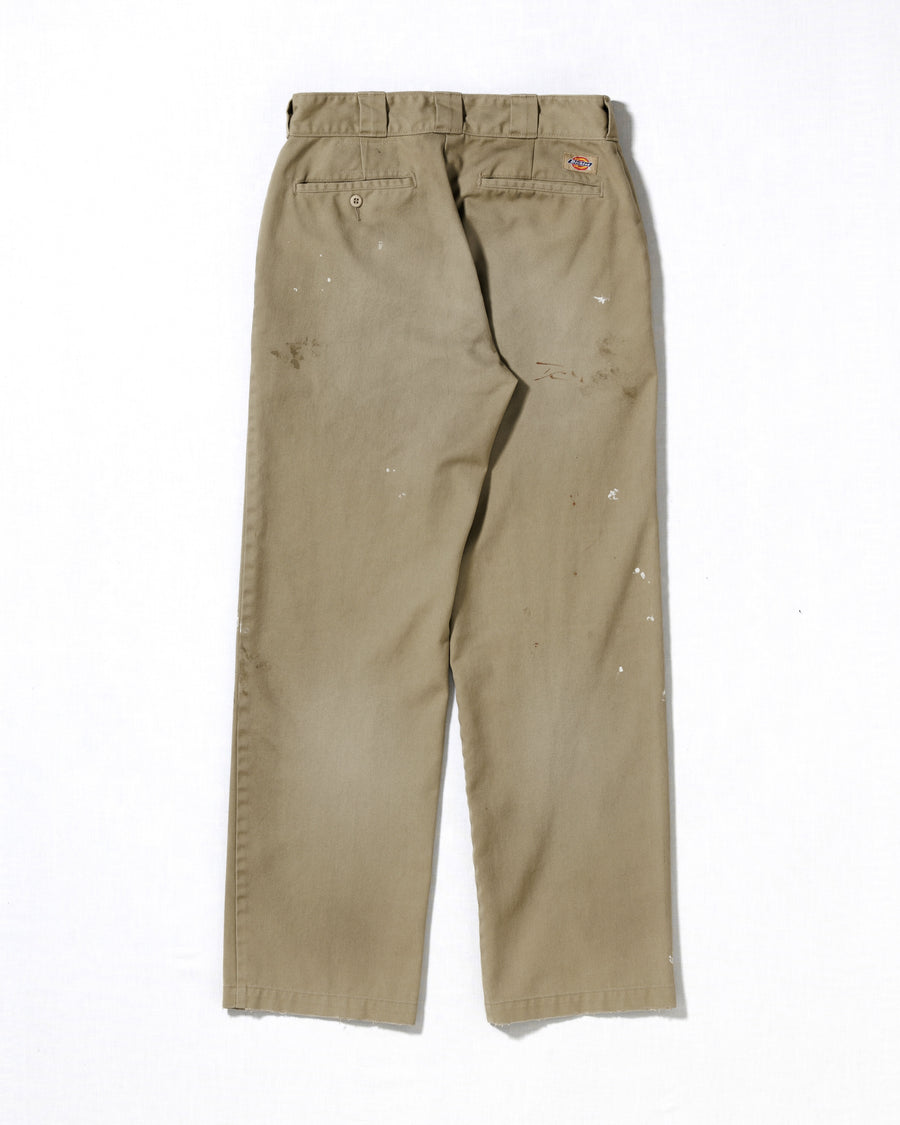 Dickiesのアイコンであるオリジナルワークパンツをベースに、ANACHRONORMがリアルなエイジングとリペア加工を施しました。
8.5ozのTCツイル生地はハリがあり丈夫で、シワになりにくく汚れにも強い素材。
タフなTC素材に5工程の加工を施し、長年履き込んだような風合いを再現しています。
膝には異なる生地の当て布を使用し、破れを補修したようなリペア風リメイクに仕上げました。
Based on the iconic Dickies Original Work Pants, reimagined with ANACHRONORM’s signature aging and repair aesthetic.
Made from sturdy 8.5oz TC twill, known for its durability and resistance to wrinkles and stains.
A five-step processing method recreates the look of years of wear on the tough TC fabric.