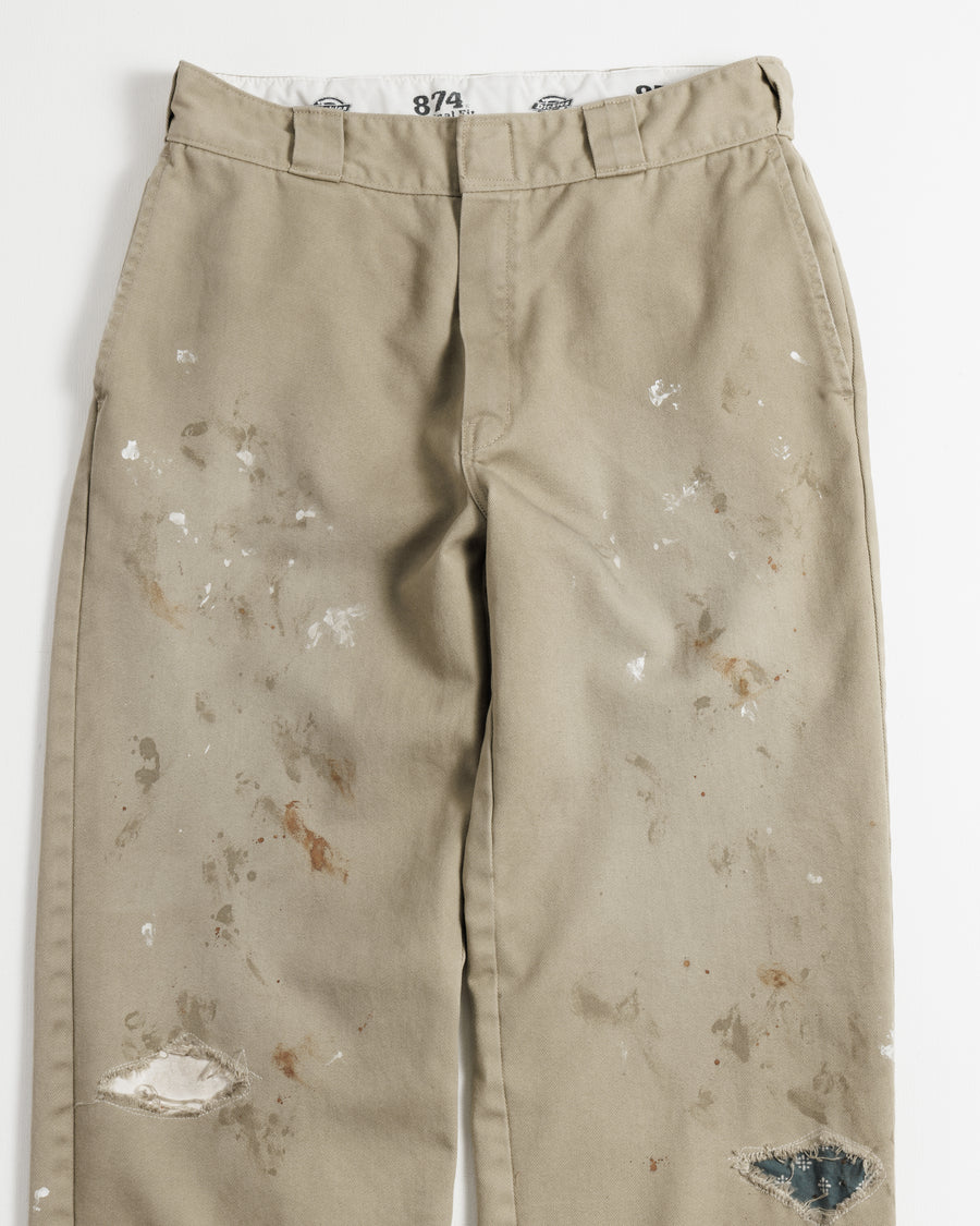 Dickiesのアイコンであるオリジナルワークパンツをベースに、ANACHRONORMがリアルなエイジングとリペア加工を施しました。
8.5ozのTCツイル生地はハリがあり丈夫で、シワになりにくく汚れにも強い素材。
タフなTC素材に5工程の加工を施し、長年履き込んだような風合いを再現しています。
膝には異なる生地の当て布を使用し、破れを補修したようなリペア風リメイクに仕上げました。
Based on the iconic Dickies Original Work Pants, reimagined with ANACHRONORM’s signature aging and repair aesthetic.
Made from sturdy 8.5oz TC twill, known for its durability and resistance to wrinkles and stains.
A five-step processing method recreates the look of years of wear on the tough TC fabric.