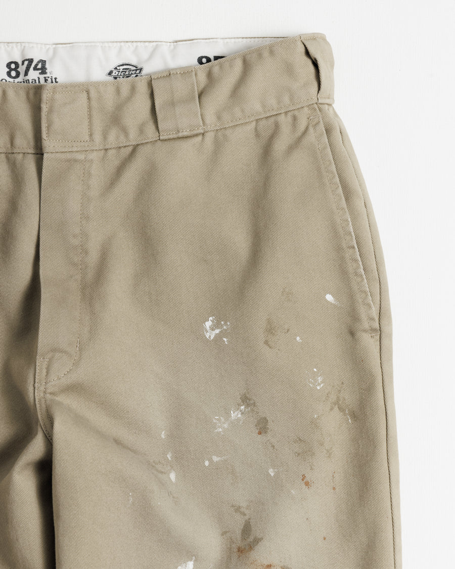 Dickiesのアイコンであるオリジナルワークパンツをベースに、ANACHRONORMがリアルなエイジングとリペア加工を施しました。
8.5ozのTCツイル生地はハリがあり丈夫で、シワになりにくく汚れにも強い素材。
タフなTC素材に5工程の加工を施し、長年履き込んだような風合いを再現しています。
膝には異なる生地の当て布を使用し、破れを補修したようなリペア風リメイクに仕上げました。
Based on the iconic Dickies Original Work Pants, reimagined with ANACHRONORM’s signature aging and repair aesthetic.
Made from sturdy 8.5oz TC twill, known for its durability and resistance to wrinkles and stains.
A five-step processing method recreates the look of years of wear on the tough TC fabric.