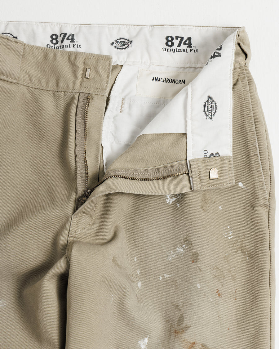 Dickiesのアイコンであるオリジナルワークパンツをベースに、ANACHRONORMがリアルなエイジングとリペア加工を施しました。
8.5ozのTCツイル生地はハリがあり丈夫で、シワになりにくく汚れにも強い素材。
タフなTC素材に5工程の加工を施し、長年履き込んだような風合いを再現しています。
膝には異なる生地の当て布を使用し、破れを補修したようなリペア風リメイクに仕上げました。
Based on the iconic Dickies Original Work Pants, reimagined with ANACHRONORM’s signature aging and repair aesthetic.
Made from sturdy 8.5oz TC twill, known for its durability and resistance to wrinkles and stains.
A five-step processing method recreates the look of years of wear on the tough TC fabric.