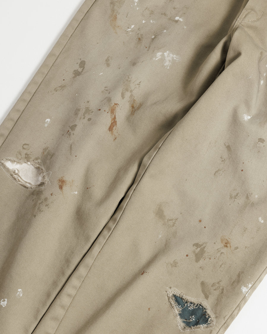 Dickiesのアイコンであるオリジナルワークパンツをベースに、ANACHRONORMがリアルなエイジングとリペア加工を施しました。
8.5ozのTCツイル生地はハリがあり丈夫で、シワになりにくく汚れにも強い素材。
タフなTC素材に5工程の加工を施し、長年履き込んだような風合いを再現しています。
膝には異なる生地の当て布を使用し、破れを補修したようなリペア風リメイクに仕上げました。
Based on the iconic Dickies Original Work Pants, reimagined with ANACHRONORM’s signature aging and repair aesthetic.
Made from sturdy 8.5oz TC twill, known for its durability and resistance to wrinkles and stains.
A five-step processing method recreates the look of years of wear on the tough TC fabric.