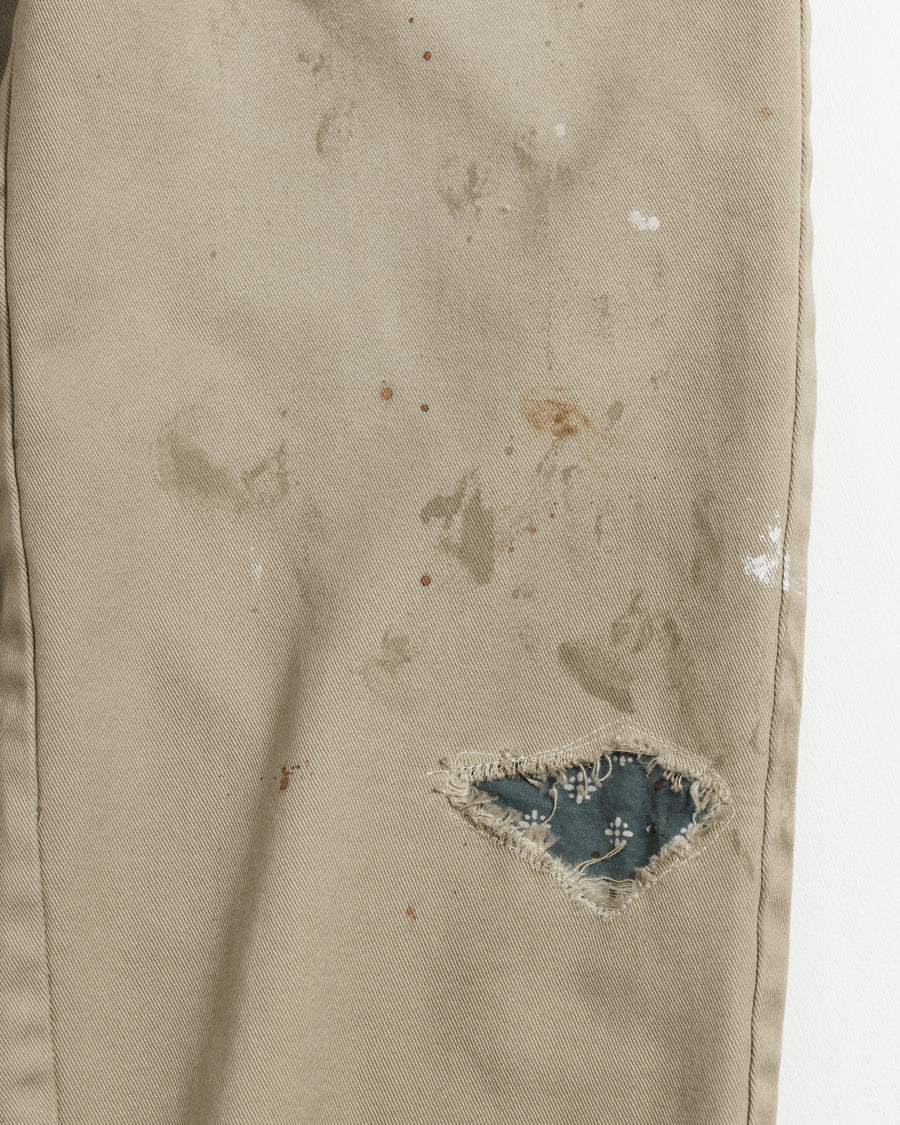 Dickiesのアイコンであるオリジナルワークパンツをベースに、ANACHRONORMがリアルなエイジングとリペア加工を施しました。
8.5ozのTCツイル生地はハリがあり丈夫で、シワになりにくく汚れにも強い素材。
タフなTC素材に5工程の加工を施し、長年履き込んだような風合いを再現しています。
膝には異なる生地の当て布を使用し、破れを補修したようなリペア風リメイクに仕上げました。
Based on the iconic Dickies Original Work Pants, reimagined with ANACHRONORM’s signature aging and repair aesthetic.
Made from sturdy 8.5oz TC twill, known for its durability and resistance to wrinkles and stains.
A five-step processing method recreates the look of years of wear on the tough TC fabric.