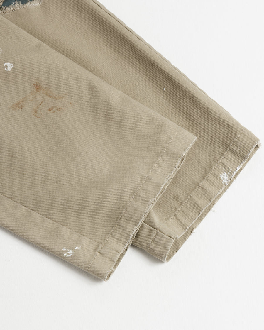 Dickiesのアイコンであるオリジナルワークパンツをベースに、ANACHRONORMがリアルなエイジングとリペア加工を施しました。
8.5ozのTCツイル生地はハリがあり丈夫で、シワになりにくく汚れにも強い素材。
タフなTC素材に5工程の加工を施し、長年履き込んだような風合いを再現しています。
膝には異なる生地の当て布を使用し、破れを補修したようなリペア風リメイクに仕上げました。
Based on the iconic Dickies Original Work Pants, reimagined with ANACHRONORM’s signature aging and repair aesthetic.
Made from sturdy 8.5oz TC twill, known for its durability and resistance to wrinkles and stains.
A five-step processing method recreates the look of years of wear on the tough TC fabric.