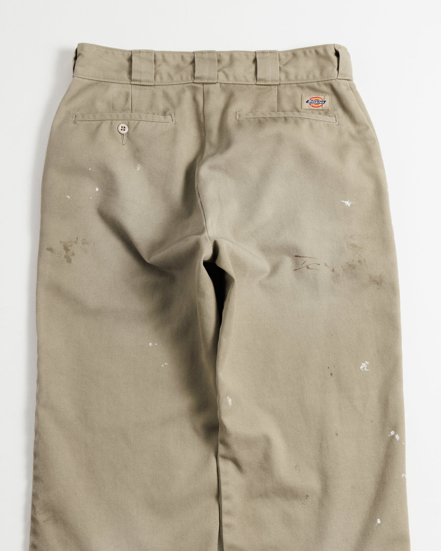 Dickiesのアイコンであるオリジナルワークパンツをベースに、ANACHRONORMがリアルなエイジングとリペア加工を施しました。
8.5ozのTCツイル生地はハリがあり丈夫で、シワになりにくく汚れにも強い素材。
タフなTC素材に5工程の加工を施し、長年履き込んだような風合いを再現しています。
膝には異なる生地の当て布を使用し、破れを補修したようなリペア風リメイクに仕上げました。
Based on the iconic Dickies Original Work Pants, reimagined with ANACHRONORM’s signature aging and repair aesthetic.
Made from sturdy 8.5oz TC twill, known for its durability and resistance to wrinkles and stains.
A five-step processing method recreates the look of years of wear on the tough TC fabric.